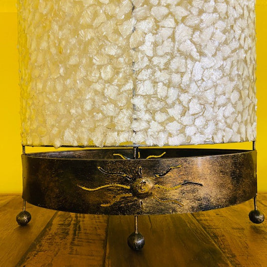 Lampe ethnique en fer et nacre abat-jour chic