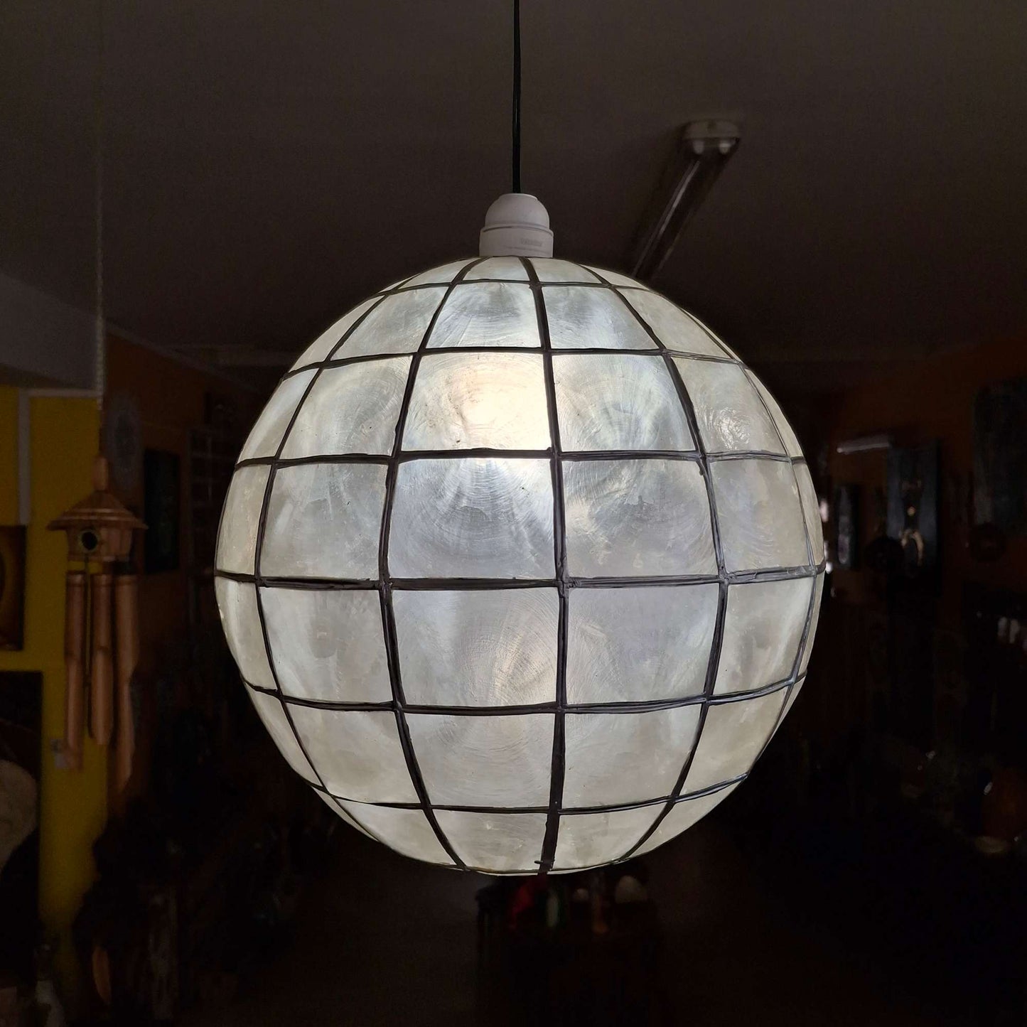 Lustre sphère en nacre et fer forgé