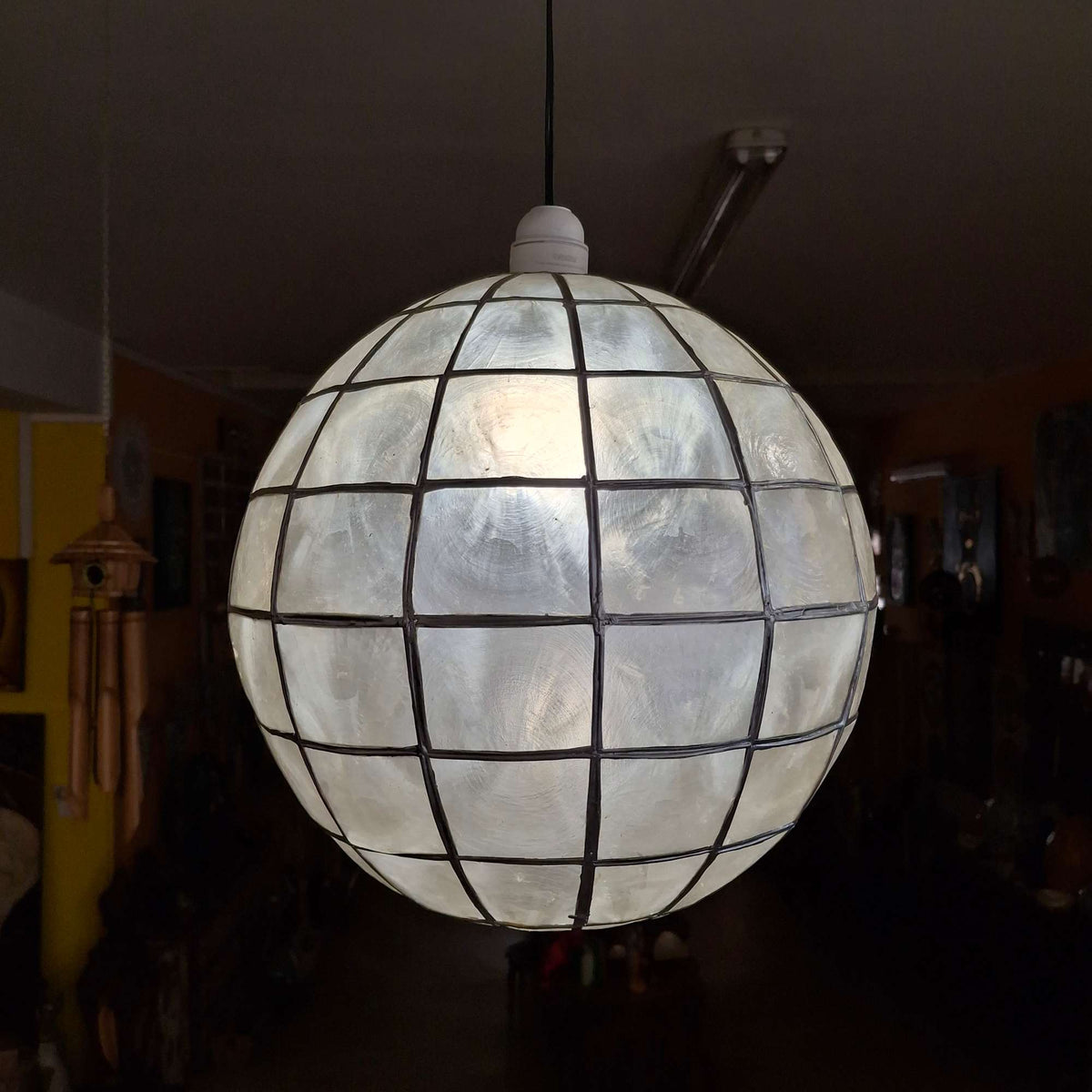 Lampadario rotondo madre perla e ferro battuto