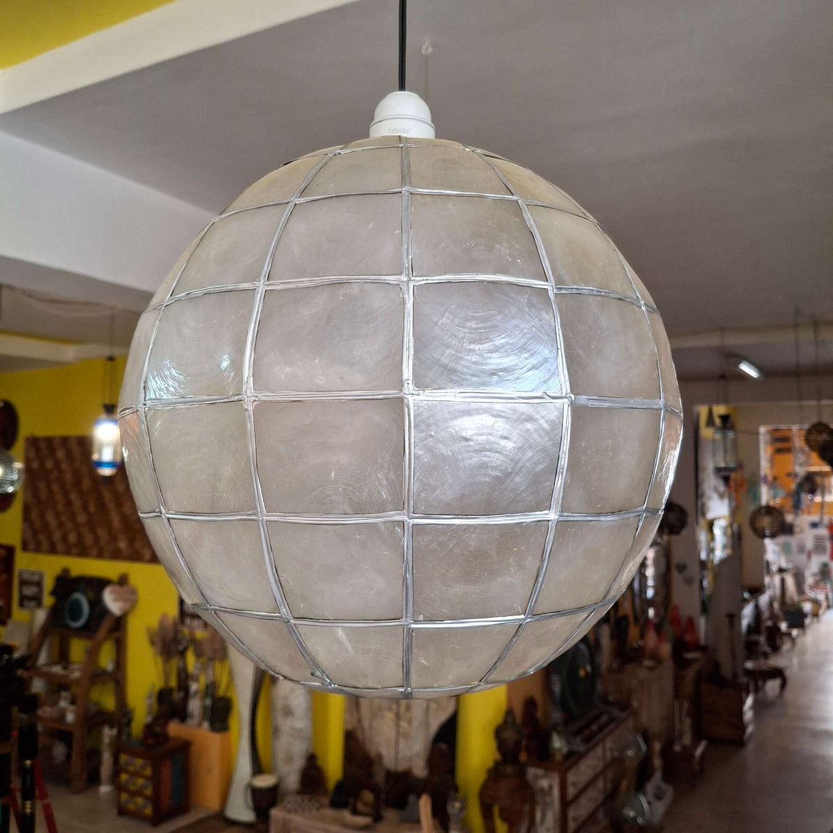 Lampadario rotondo madre perla e ferro battuto