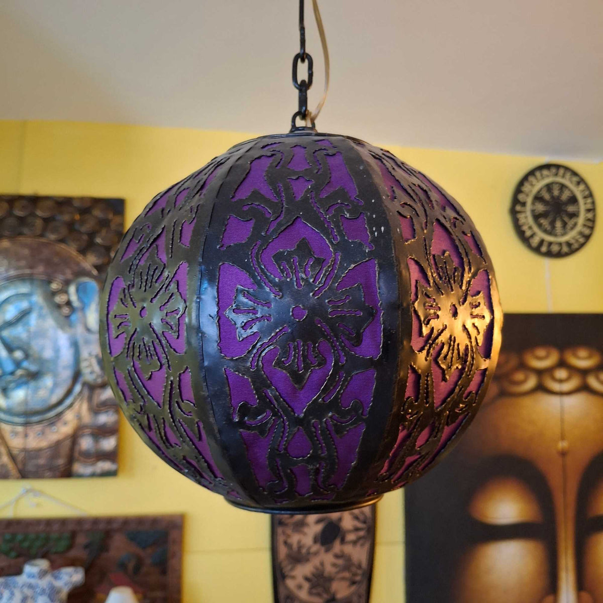 Lampadario etnico ferro battuto e tessuto viola