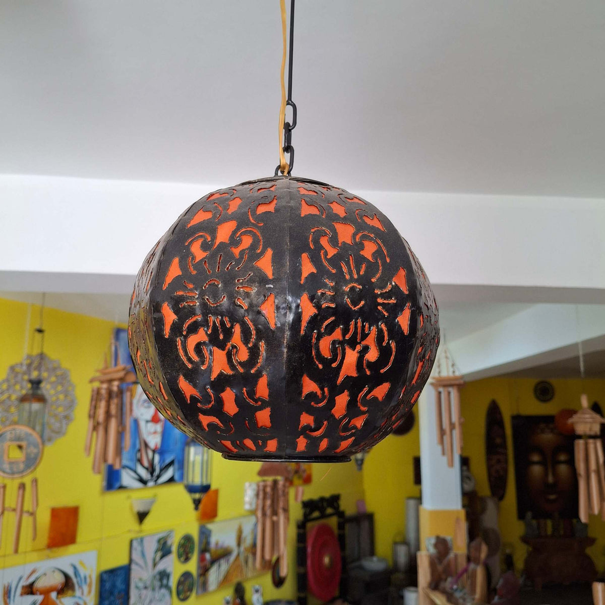 Lampadario etnico in ferro battuto ricamato