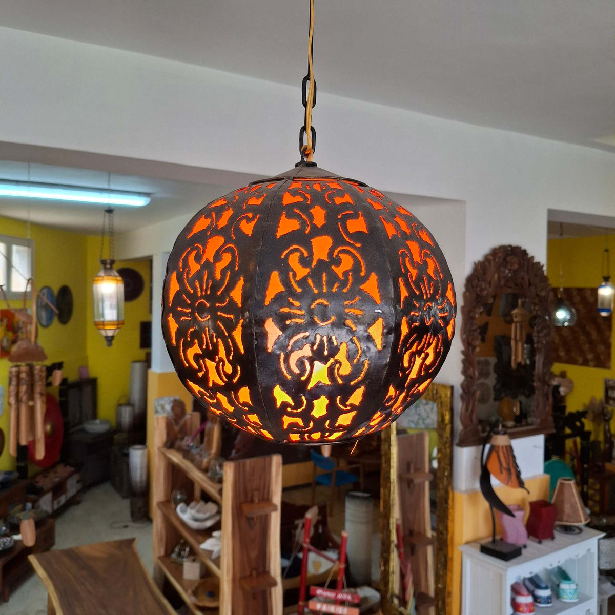 Lampadario etnico in ferro battuto ricamato