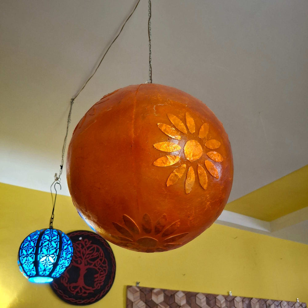Lampadario etnico arancione resina e madre perla