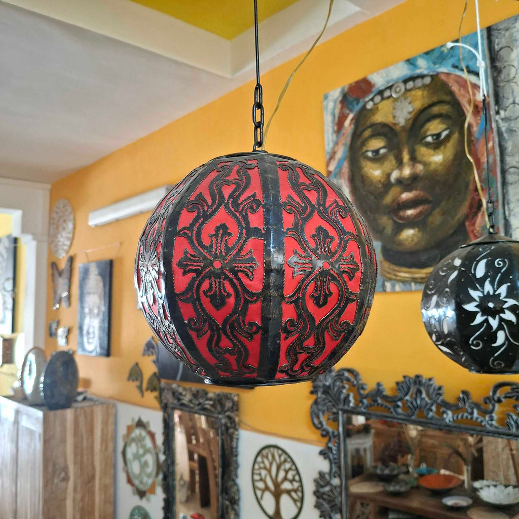 Lampadario etnico ferro battuto e tessuto rosso