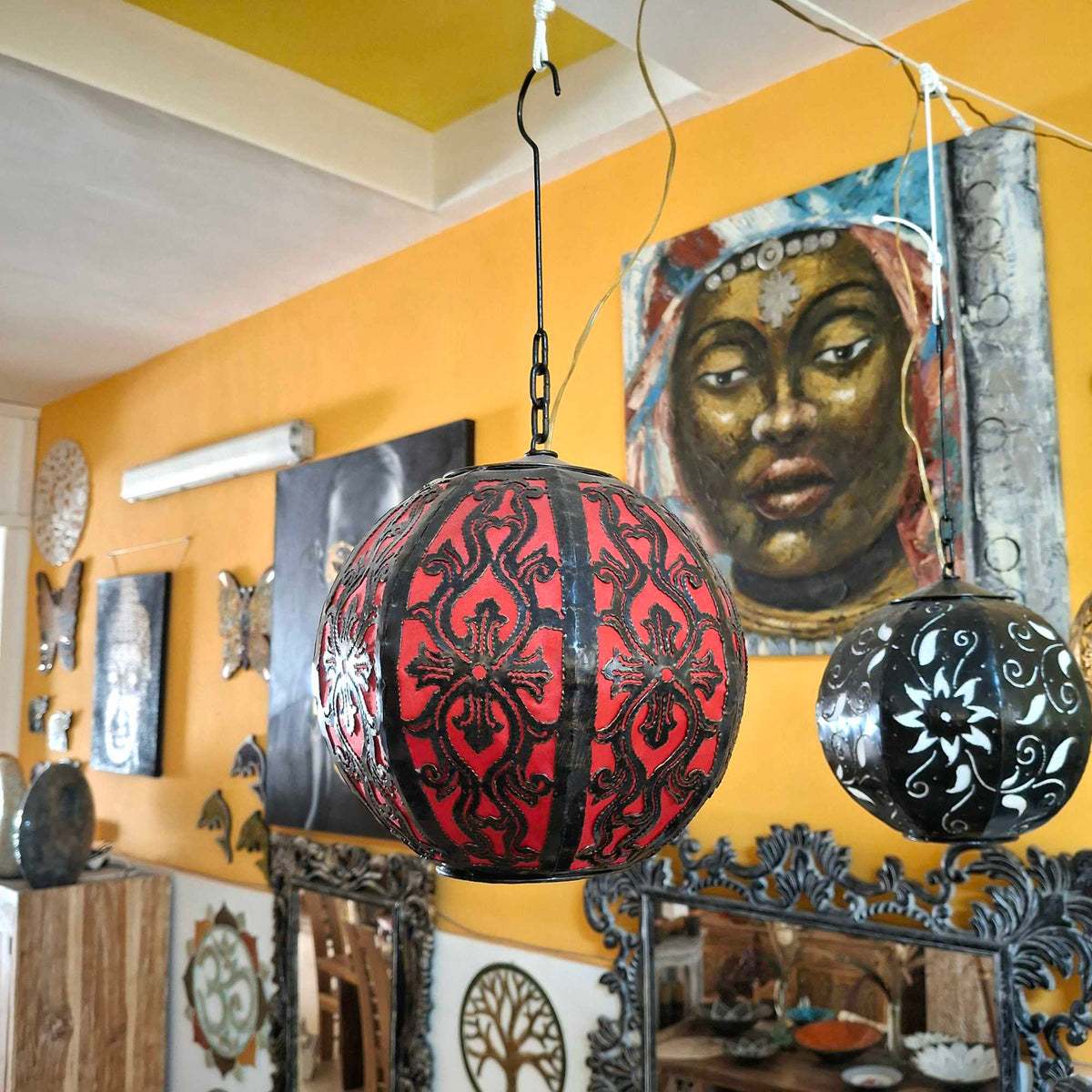 Lampadario etnico ferro battuto e tessuto rosso