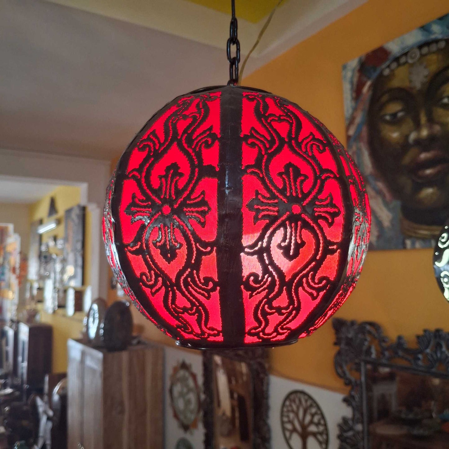 Lampadario in ferro battuto ricamato e tessuto rosso