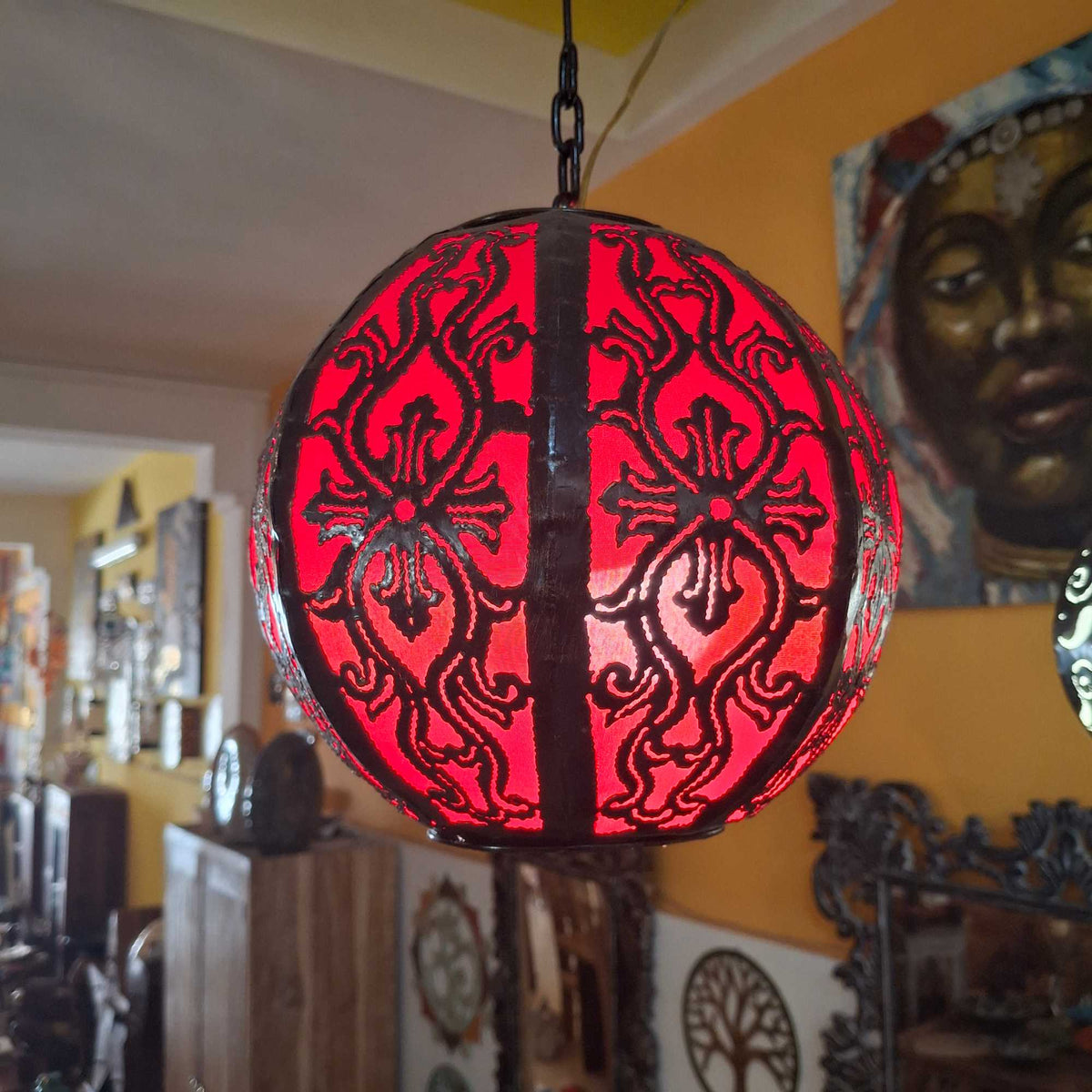 Lampadario etnico ferro battuto e tessuto rosso