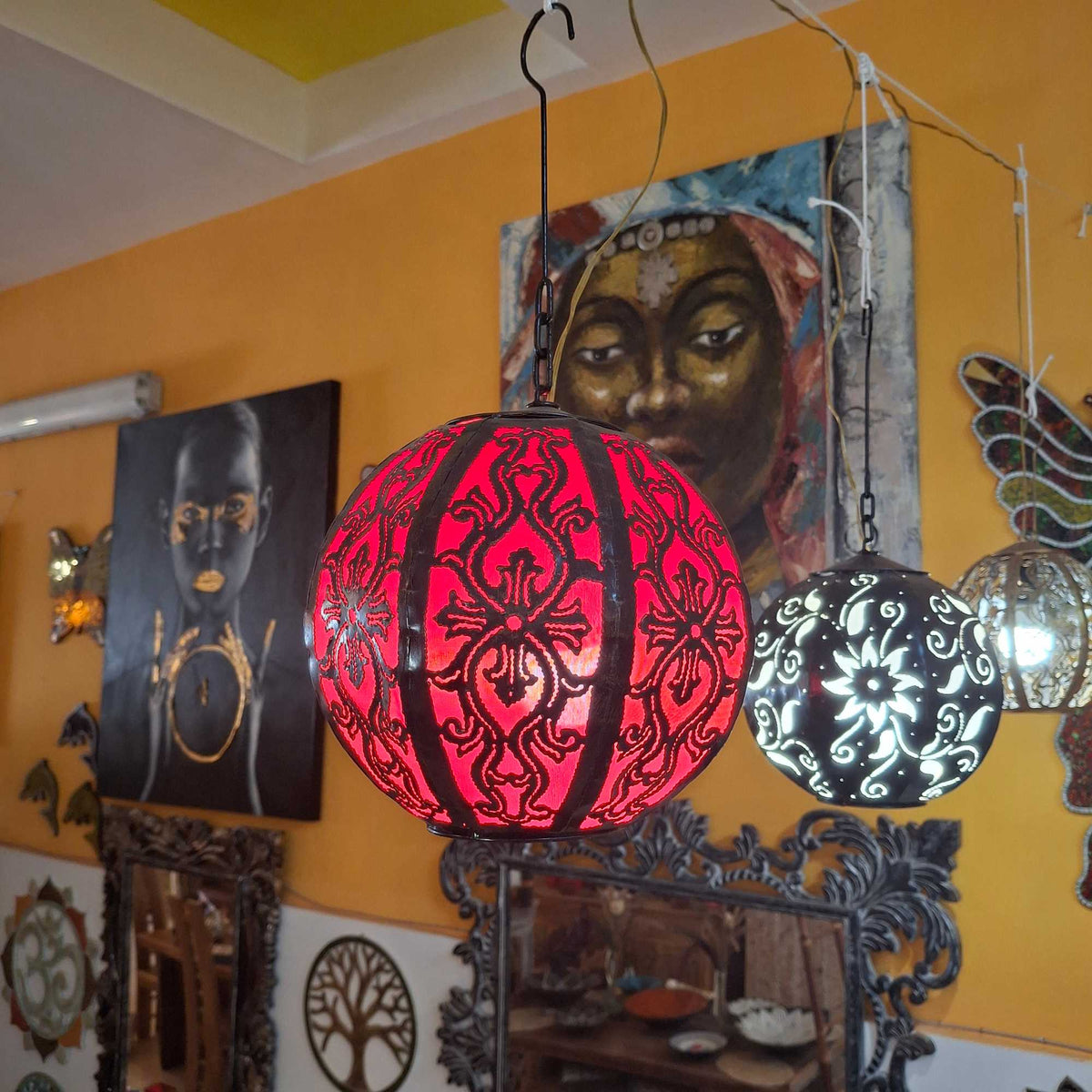 Lampadario etnico ferro battuto e tessuto rosso