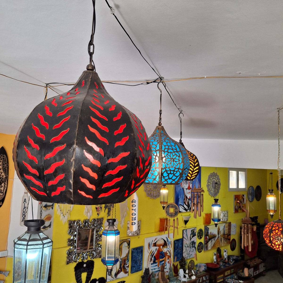 Lampadario orientale in ferro battuto e tessuto