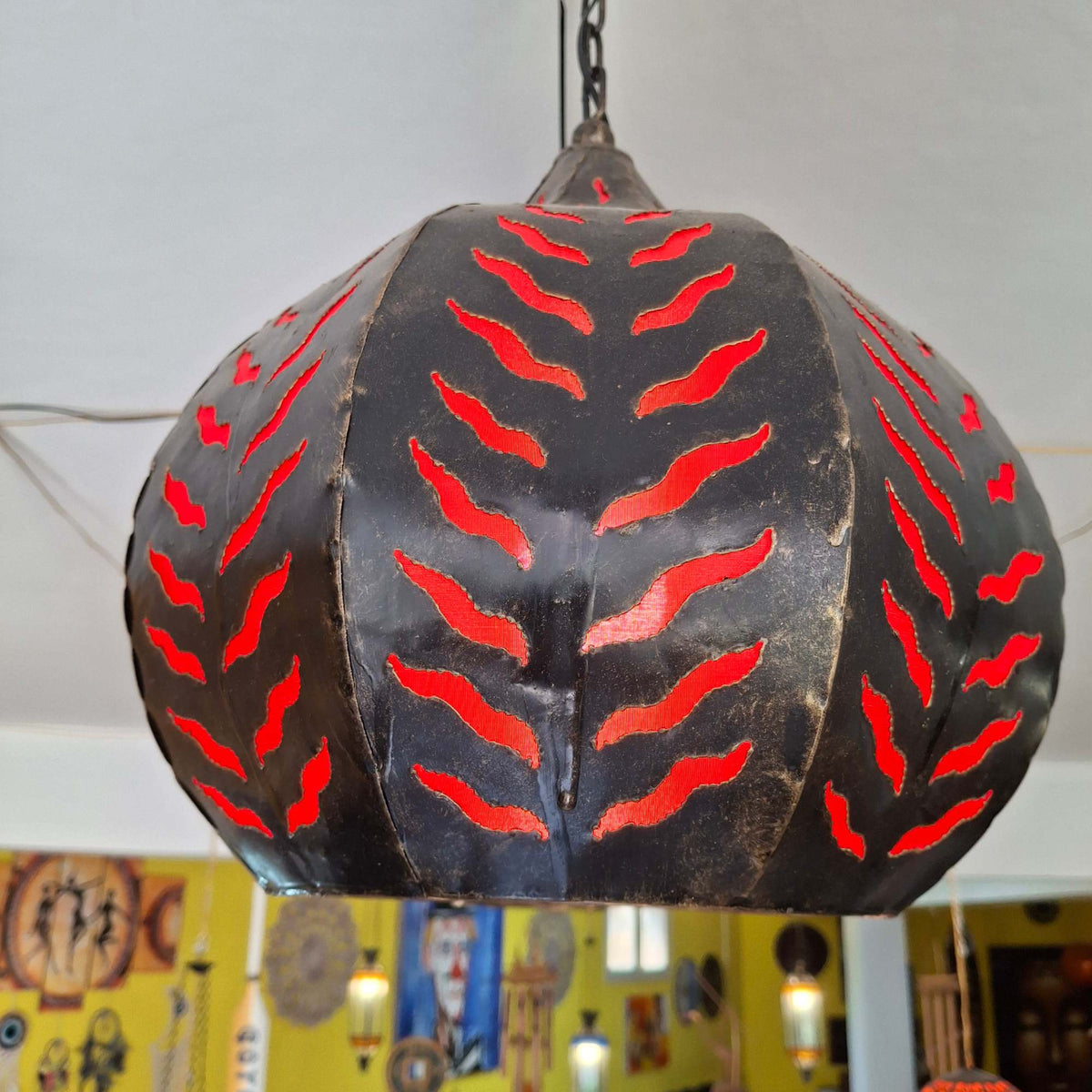 Lampadario orientale in ferro battuto e tessuto