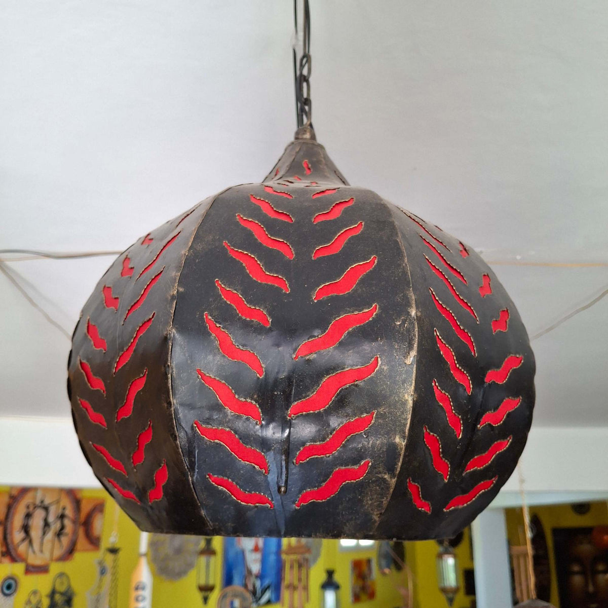 Lampadario orientale in ferro battuto e tessuto