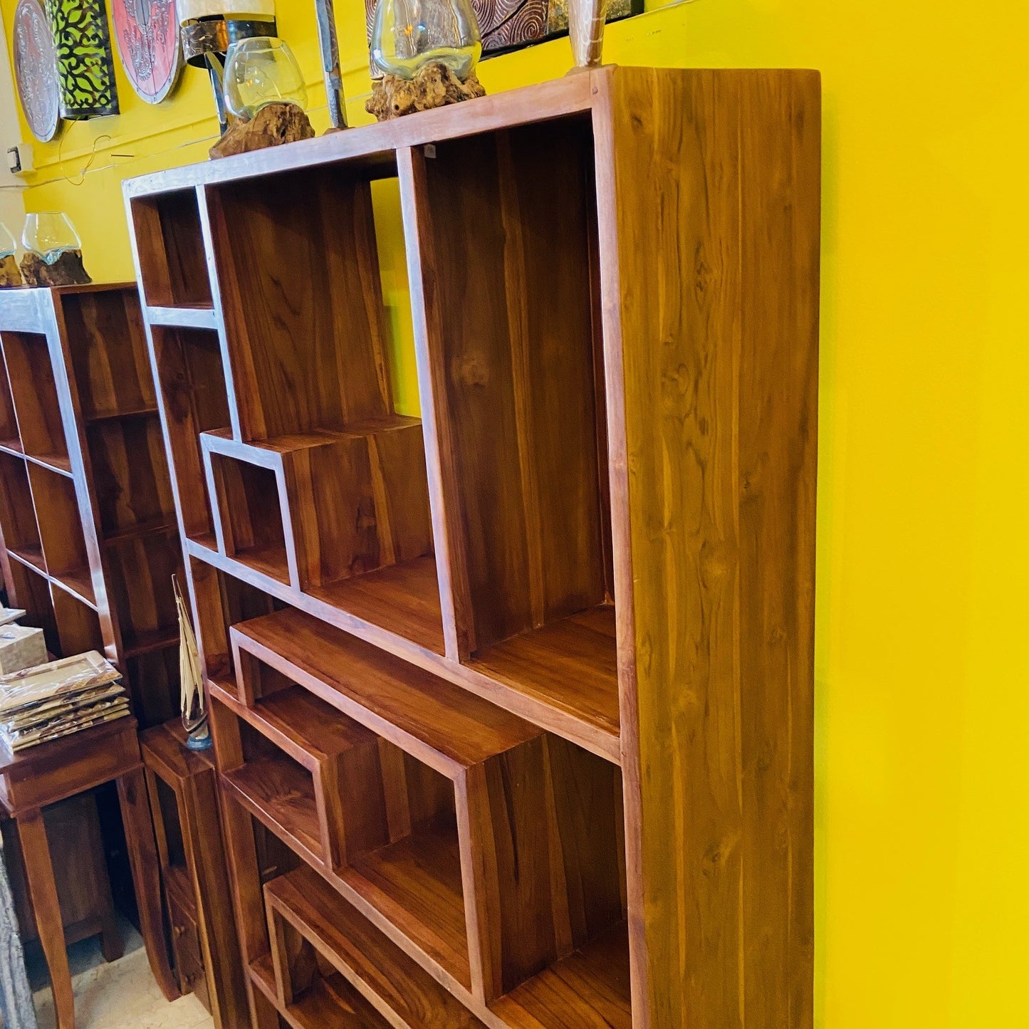 Libreria minimal teak massello ripiani irregolari