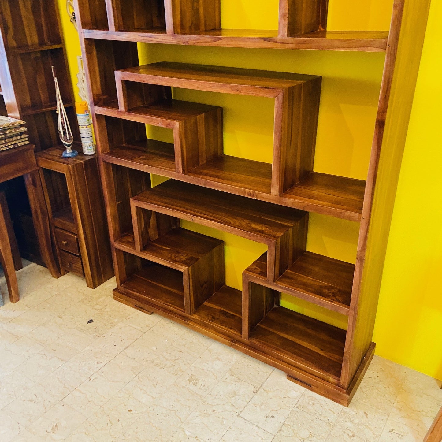 Libreria minimal teak massello ripiani irregolari