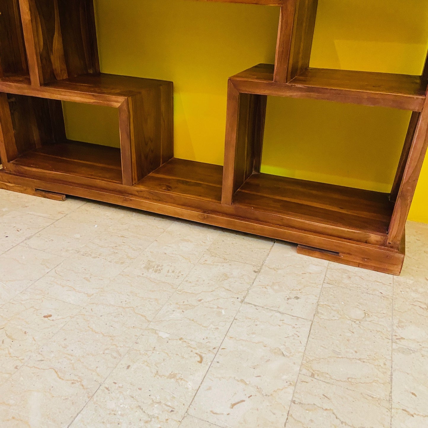 Libreria minimal teak massello ripiani irregolari