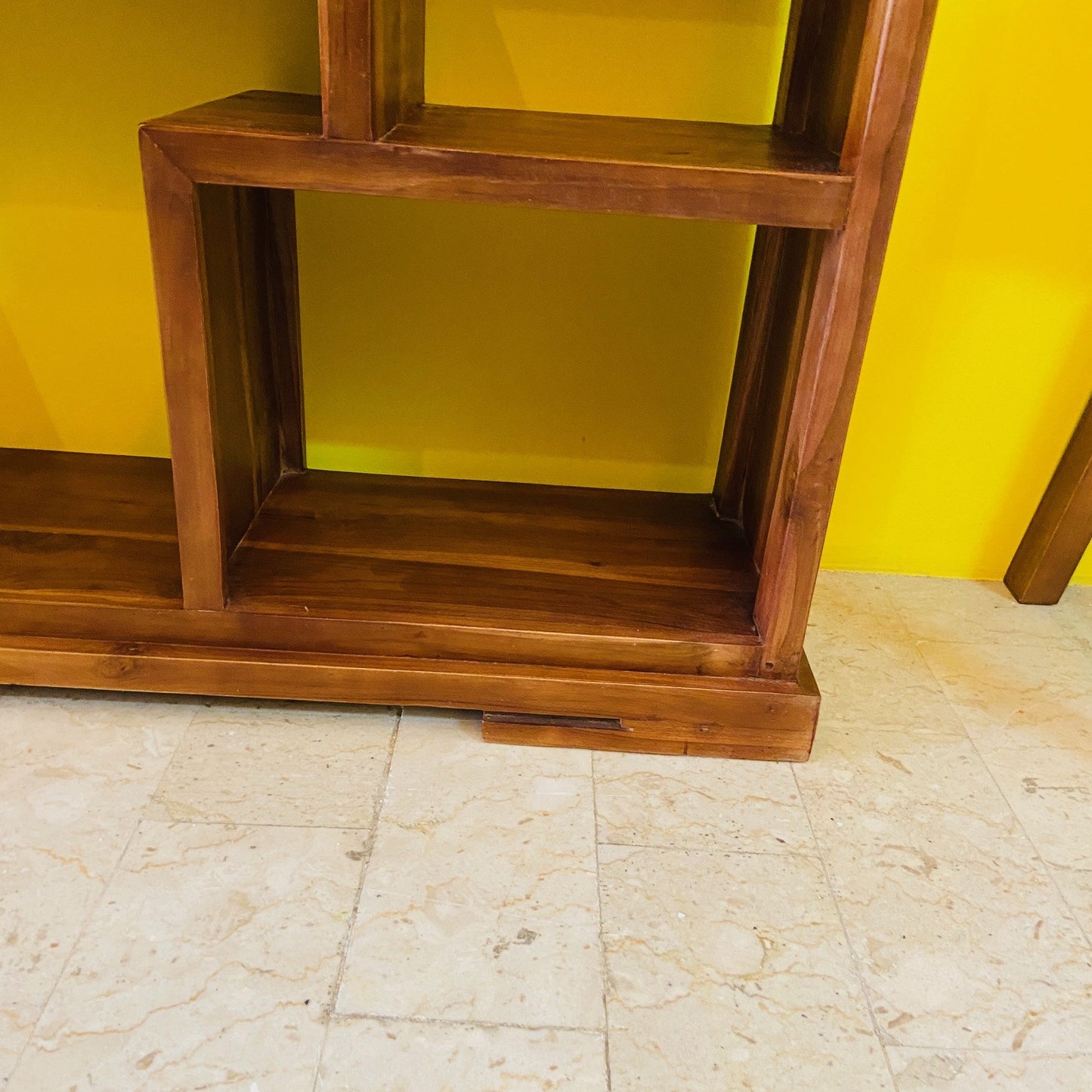 Libreria minimal teak massello ripiani irregolari