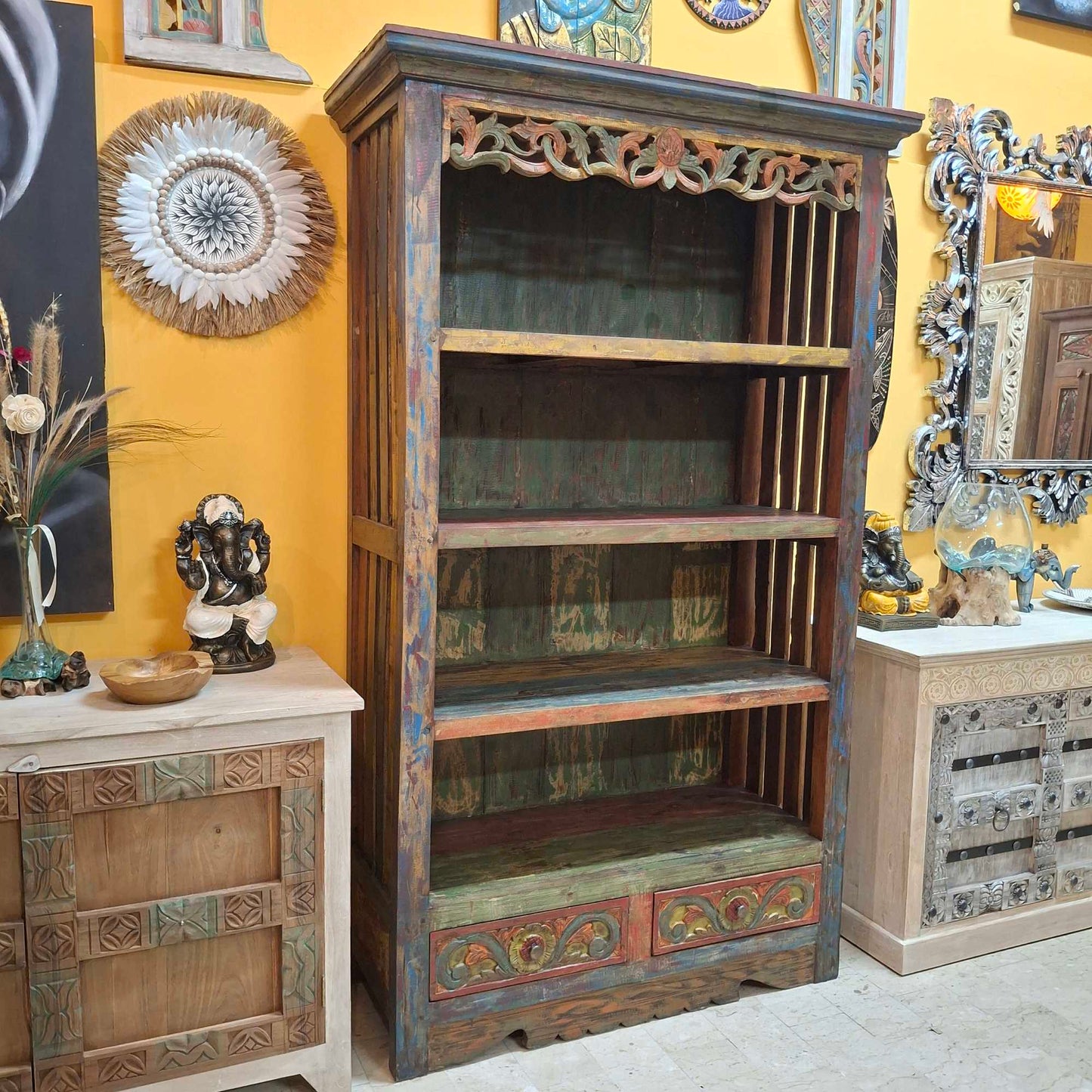 Libreria etnica intagliata mobile espositore con scaffali