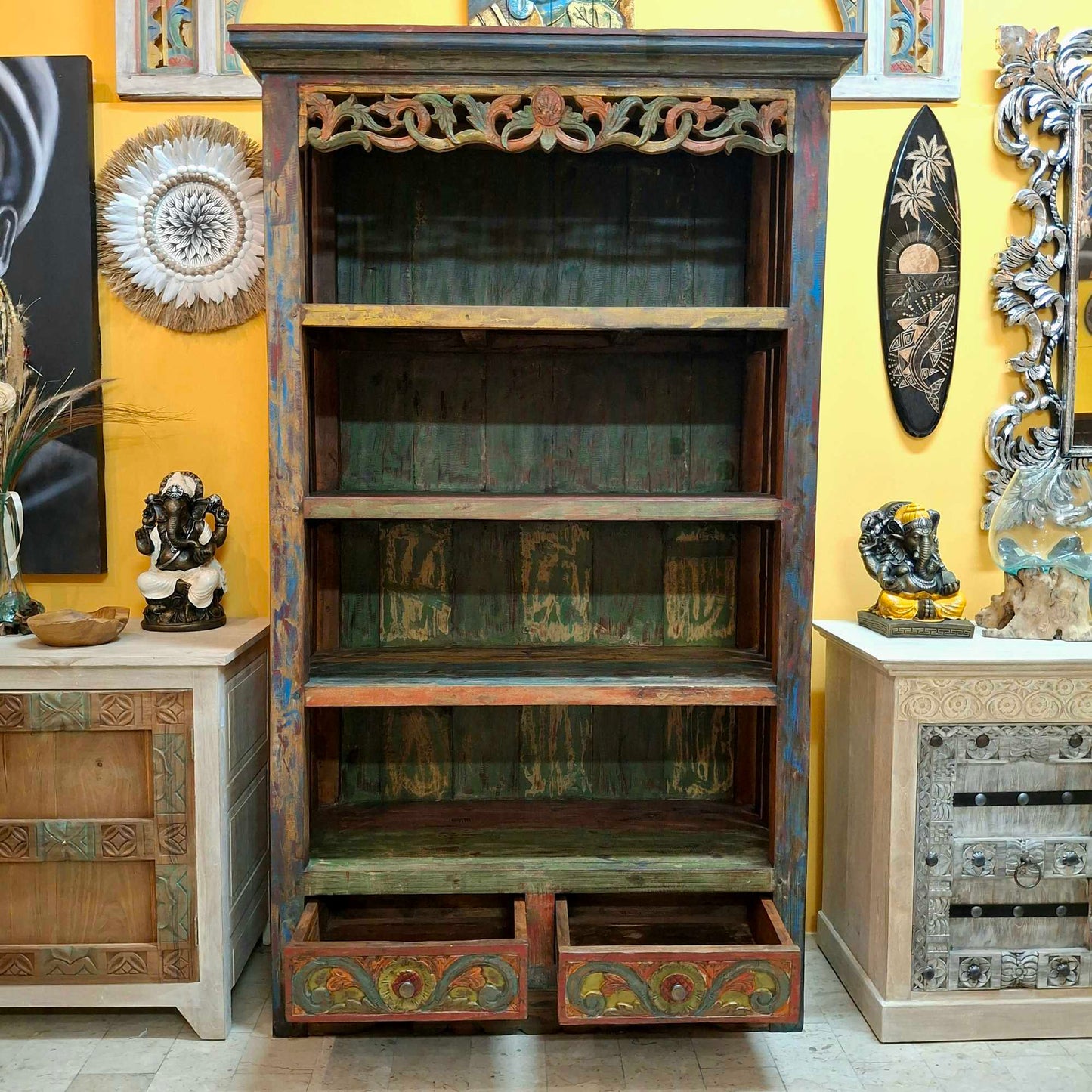Libreria etnica intagliata mobile espositore con scaffali