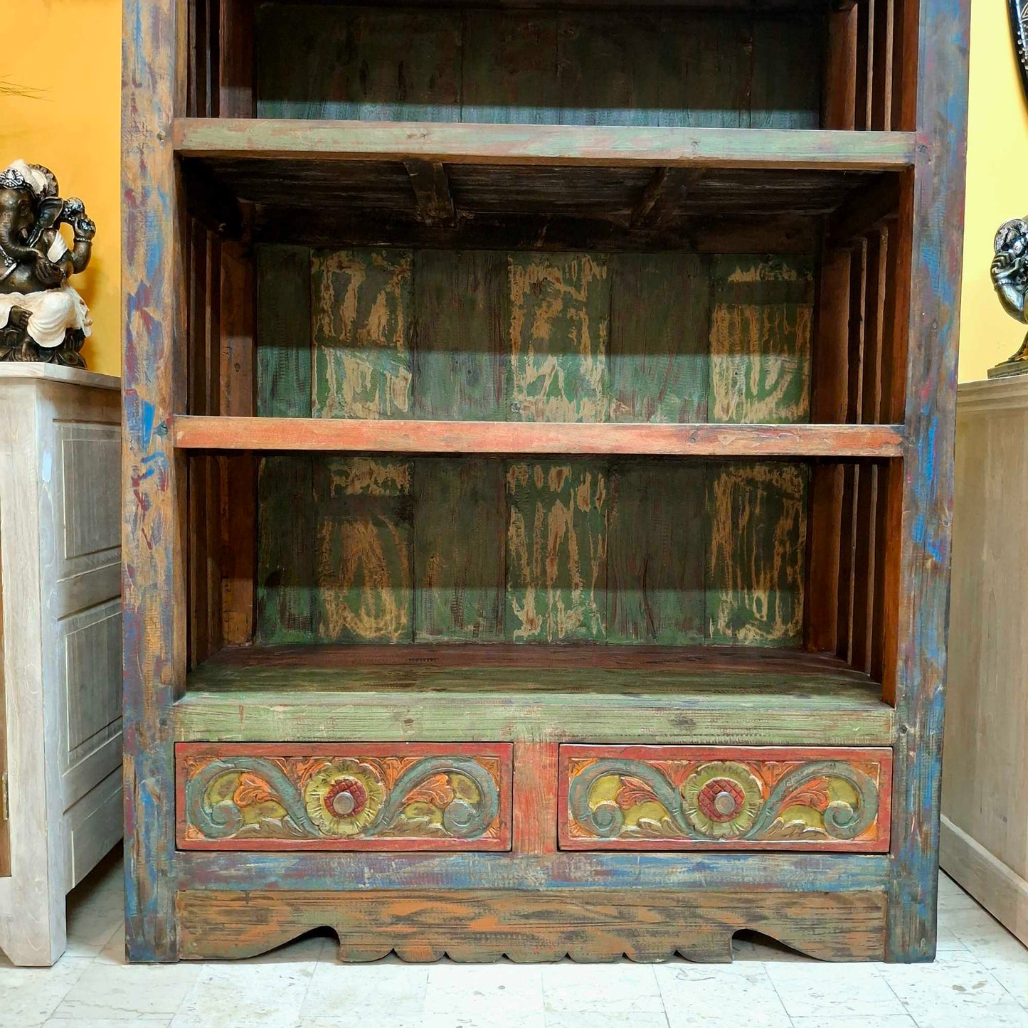 Libreria etnica intagliata mobile espositore con scaffali