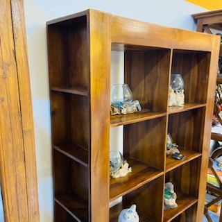 Libreria etnica stile moderno con ripiani e cassetti