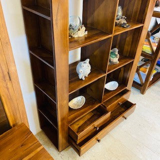 Libreria etnica stile moderno con ripiani e cassetti
