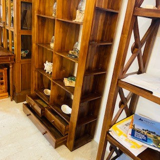 Libreria etnica stile moderno con ripiani e cassetti