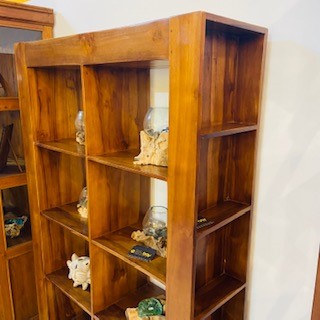 Libreria etnica stile moderno con ripiani e cassetti