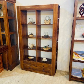 Libreria etnica stile moderno con ripiani e cassetti