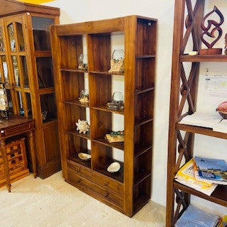 Libreria etnica stile moderno con ripiani e cassetti