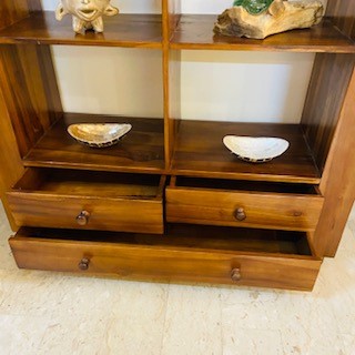 Libreria etnica stile moderno con ripiani e cassetti