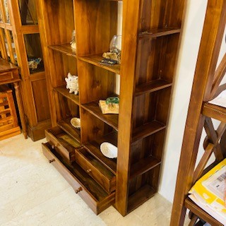 Libreria etnica stile moderno con ripiani e cassetti