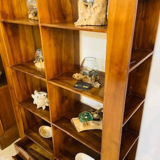 Libreria etnica stile moderno con ripiani e cassetti