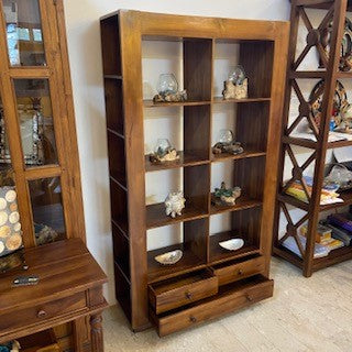 Libreria etnica stile moderno con ripiani e cassetti