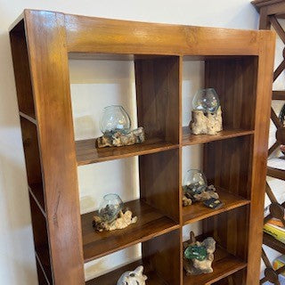 Libreria etnica stile moderno con ripiani e cassetti