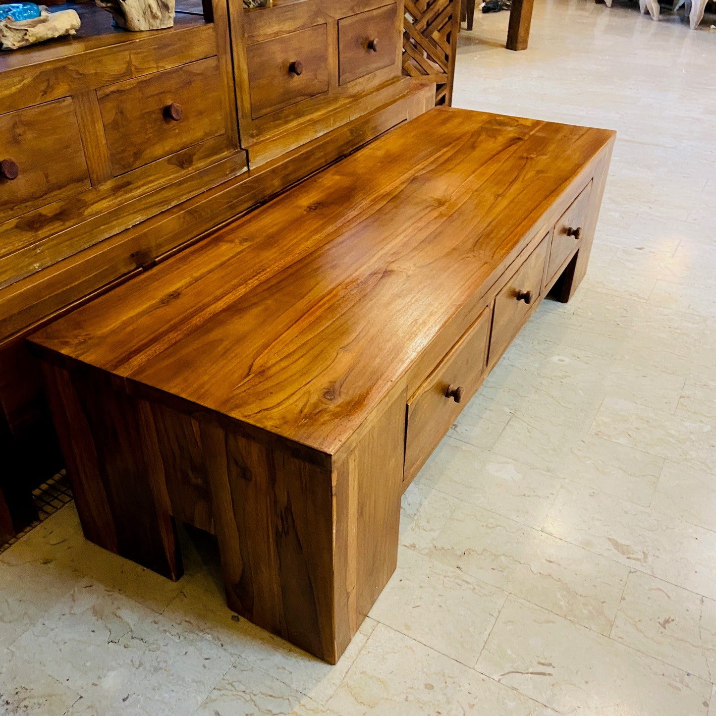 Table basse minimaliste en bois de teck et meuble TV