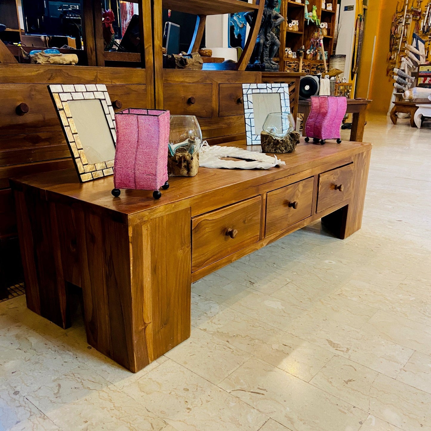 Table basse minimaliste en bois de teck et meuble TV