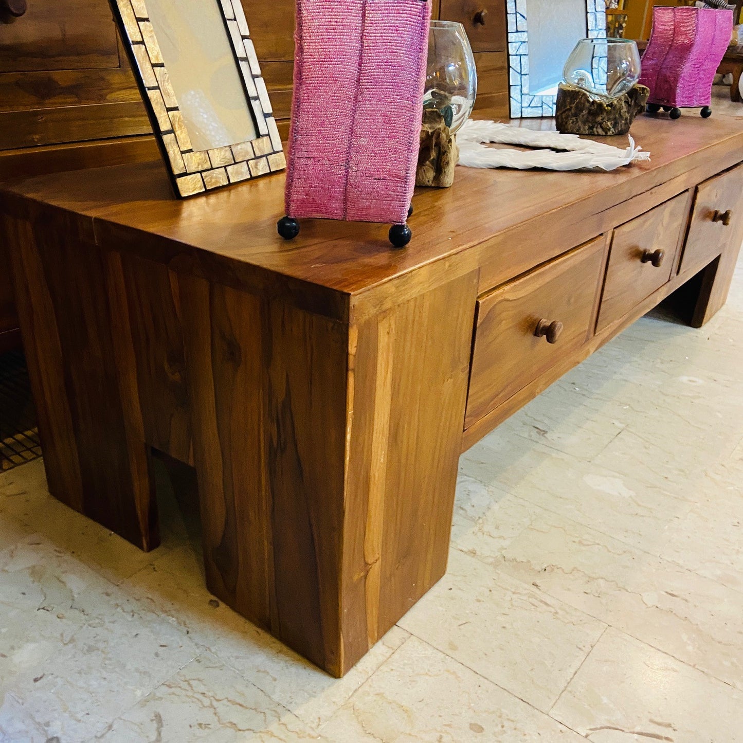 Table basse minimaliste en bois de teck et meuble TV