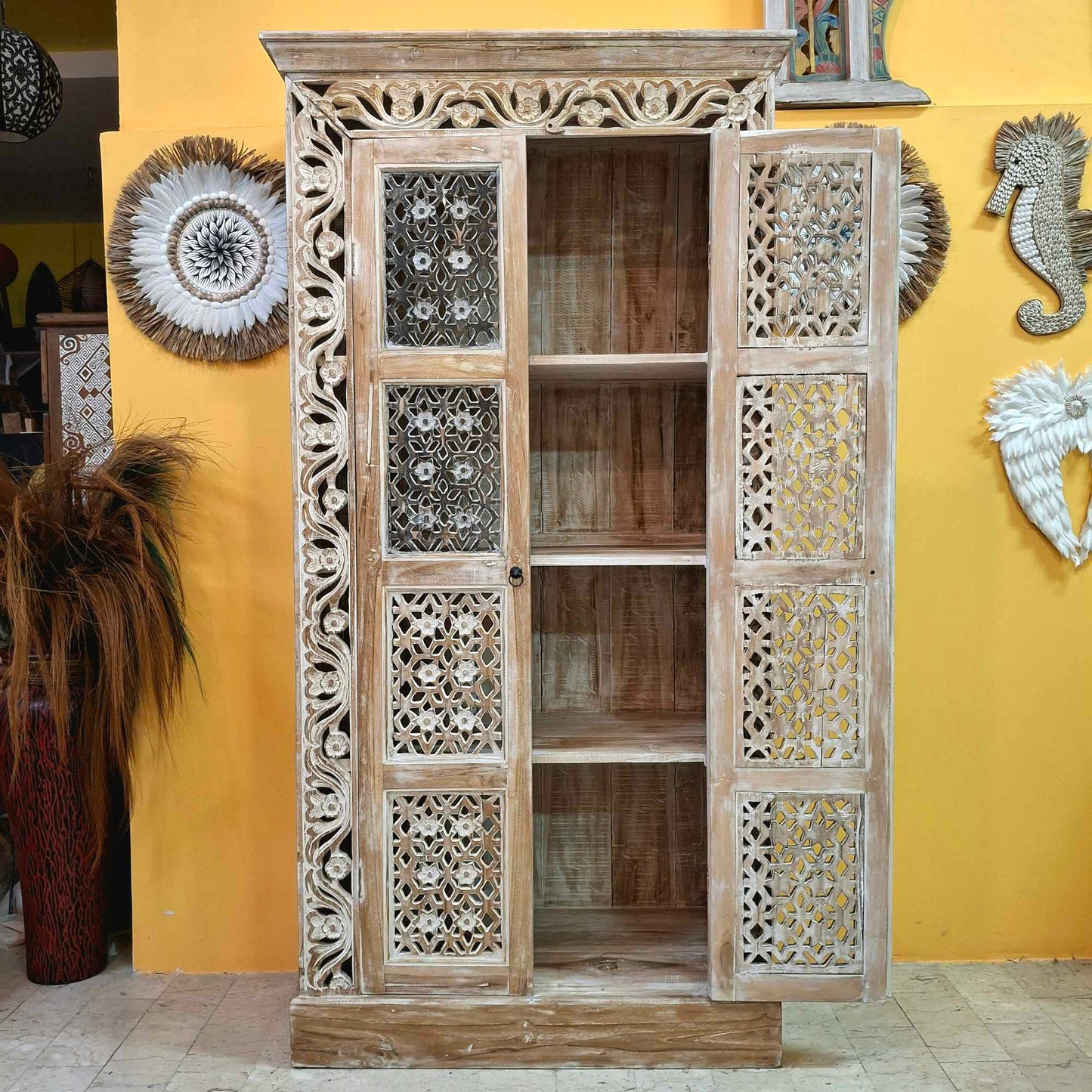 Mobile credenza a colonna etnica intagli floreali