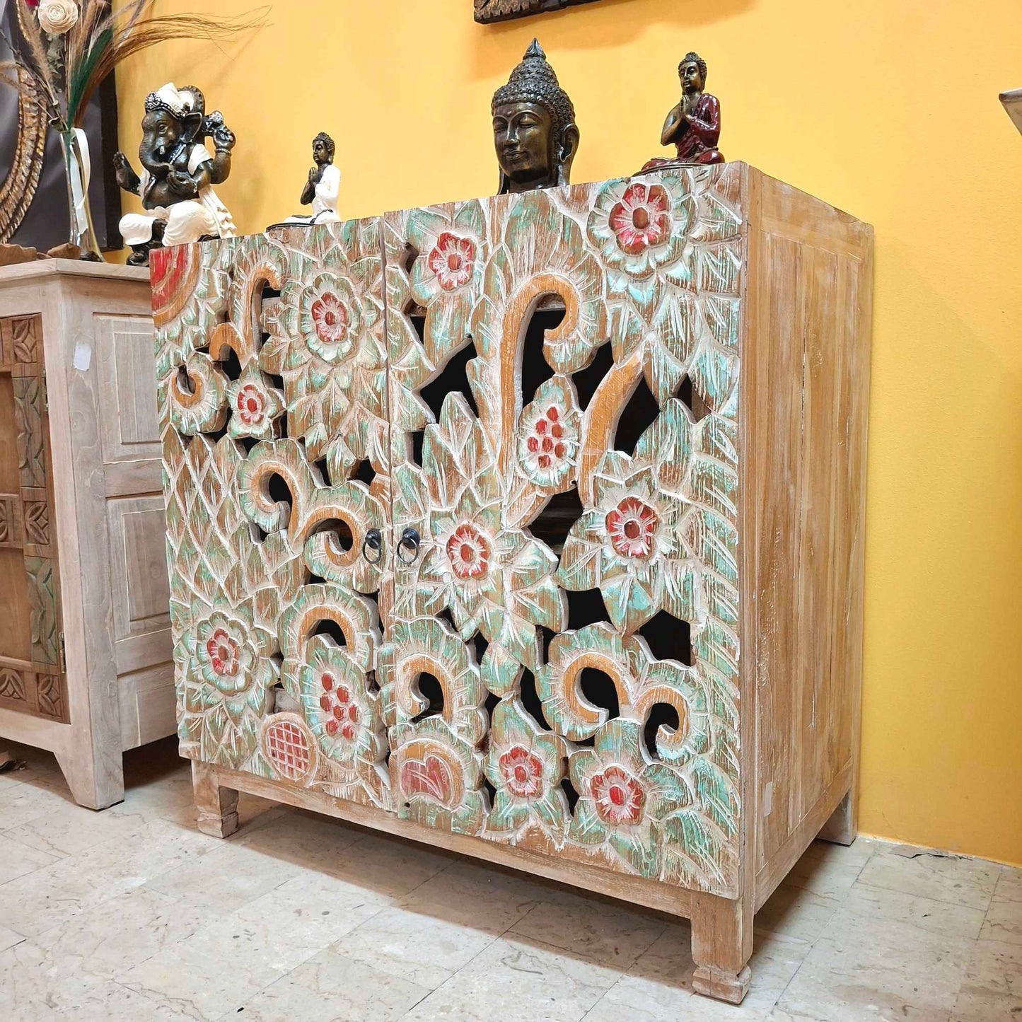 Mobile etnico con intagli floreali in legno teak