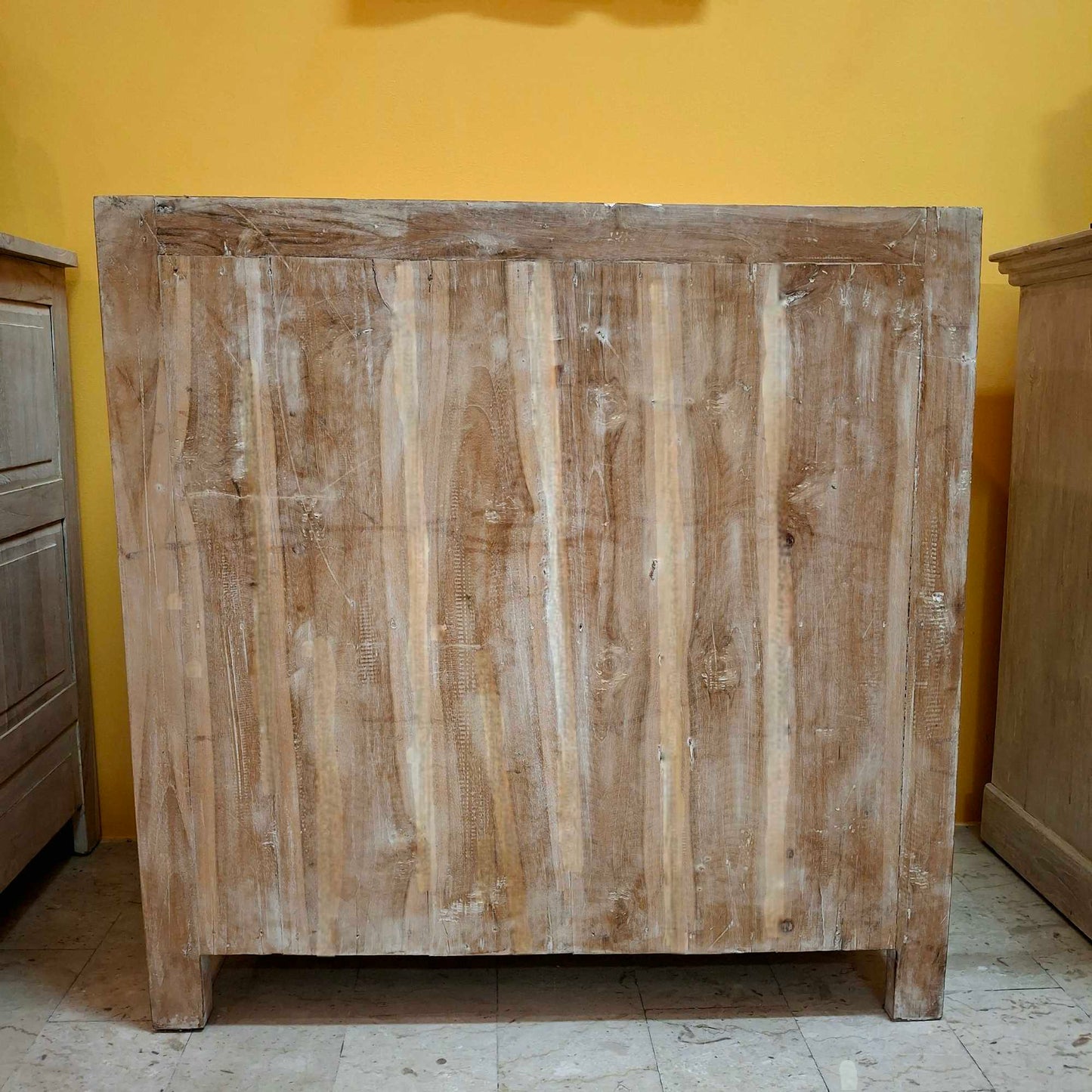 Mobile etnico con intagli floreali in legno teak