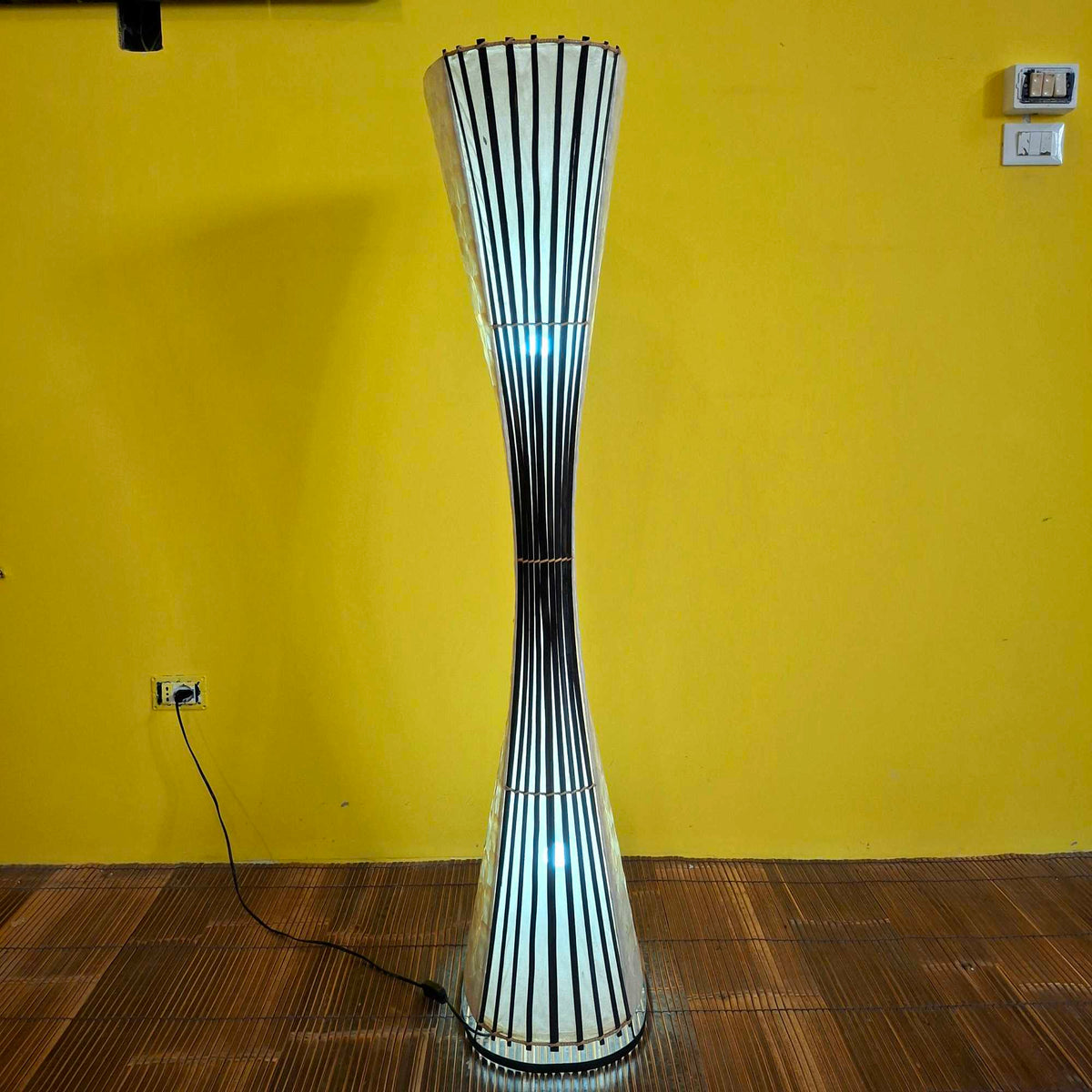 Piantana etnica lampada in madre perla e bambù