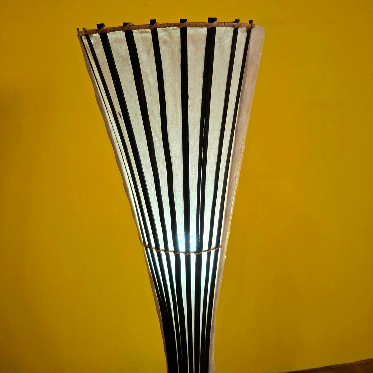 Piantana etnica lampada in madre perla e bambù