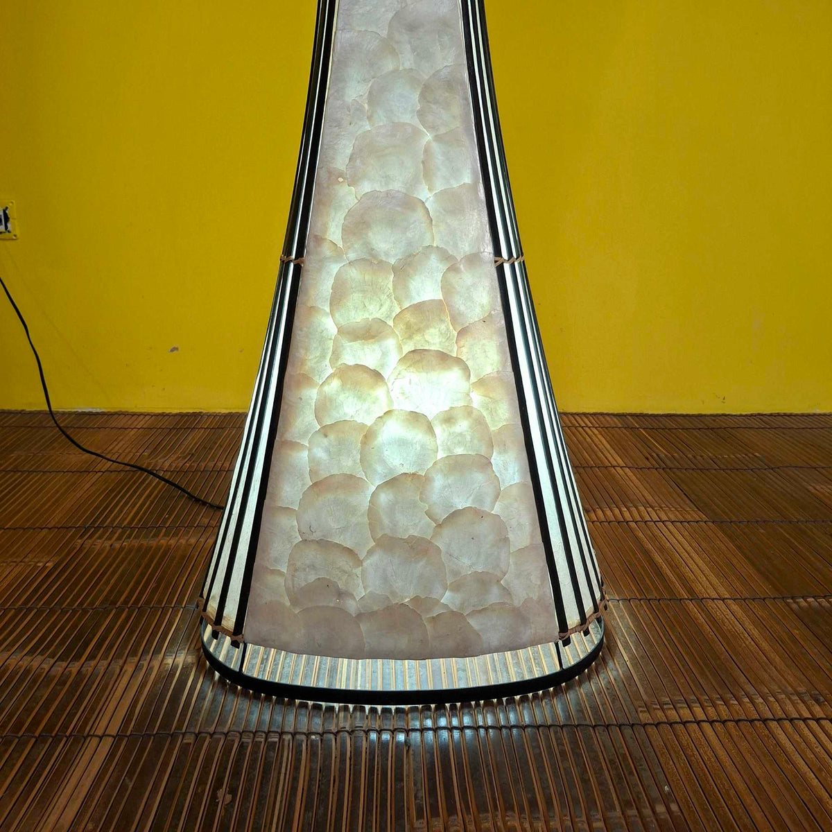 Piantana etnica lampada in madre perla e bambù