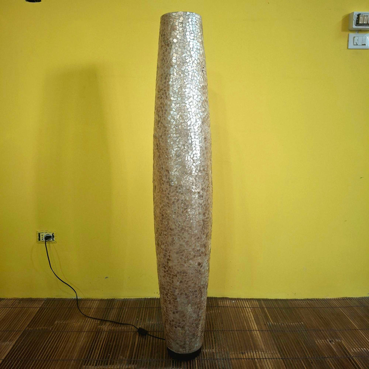 Stehlampe aus Schmiedeeisen und goldfarbenem Perlmutt