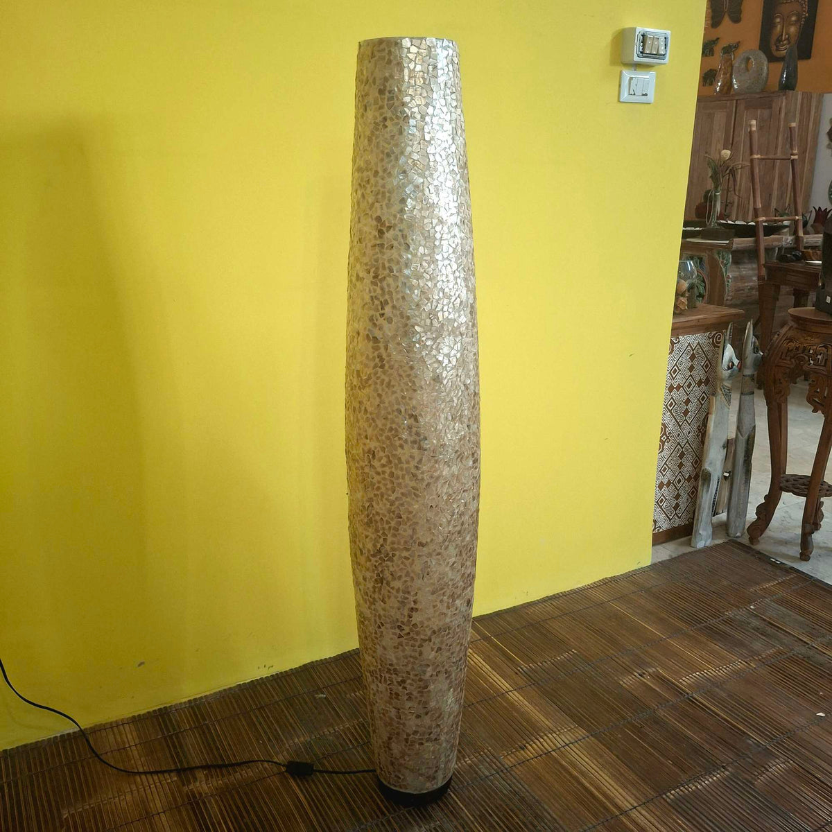 Stehlampe aus Schmiedeeisen und goldfarbenem Perlmutt