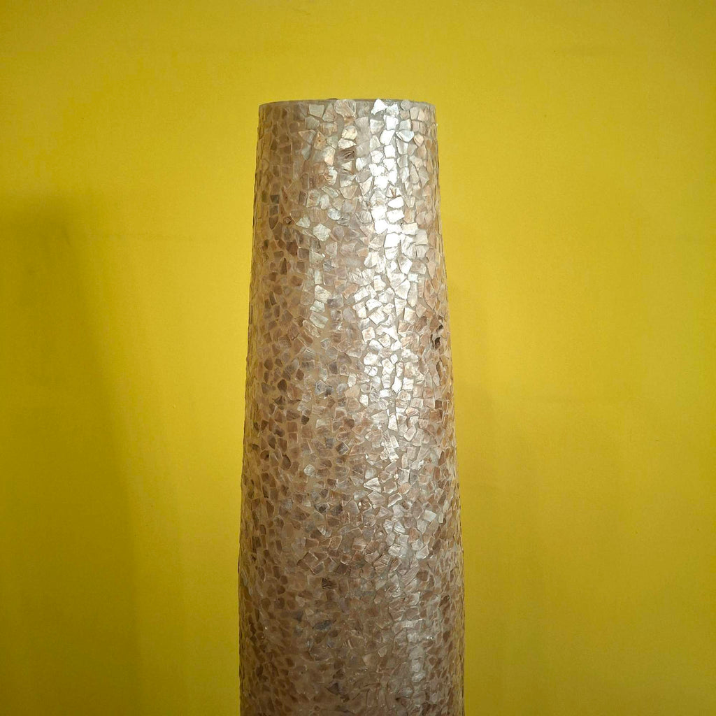 Stehlampe aus Schmiedeeisen und goldfarbenem Perlmutt