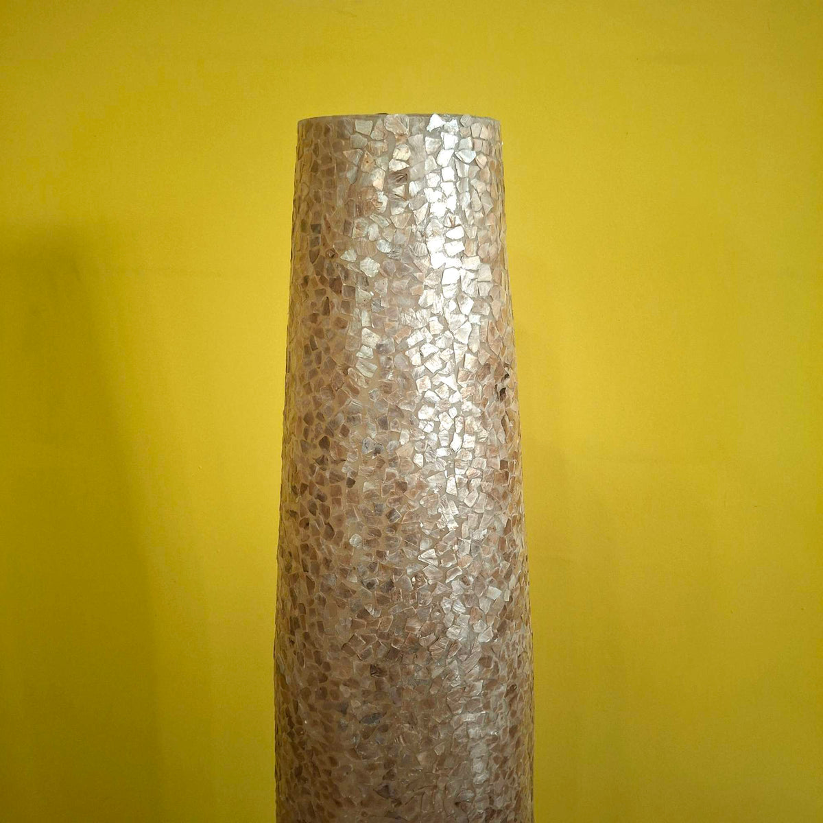 Stehlampe aus Schmiedeeisen und goldfarbenem Perlmutt