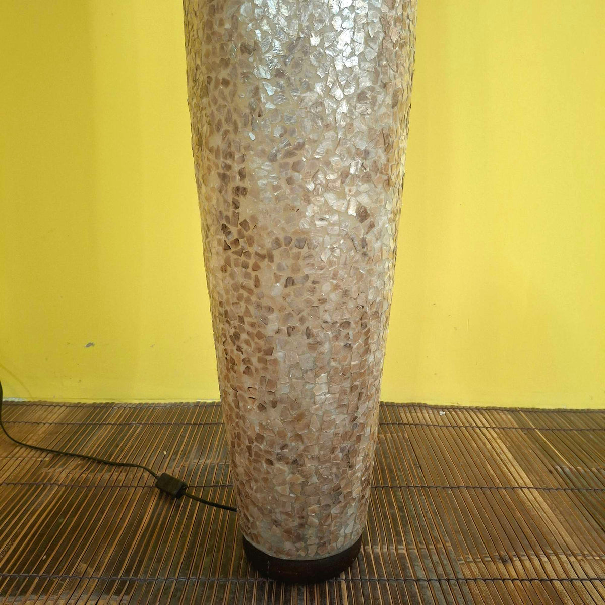 Stehlampe aus Schmiedeeisen und goldfarbenem Perlmutt