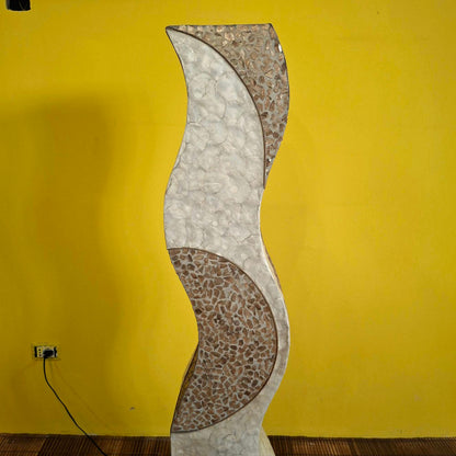 Piantana in ferro battuto e madre perla oro e bianco