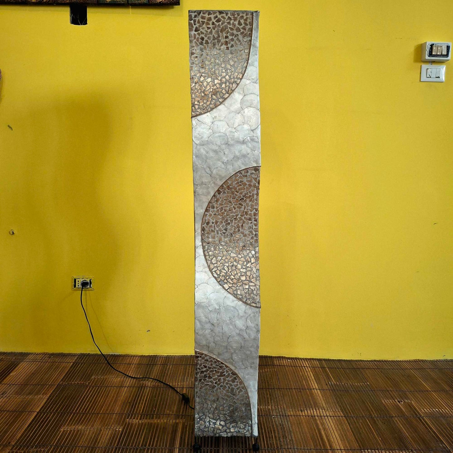 Piantana in ferro battuto e madre perla oro e bianco